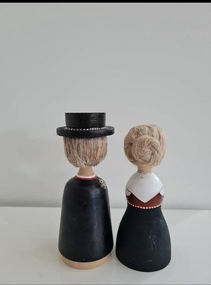 Par handmålade trädockor i folkdräkt, Leksand, vintage
