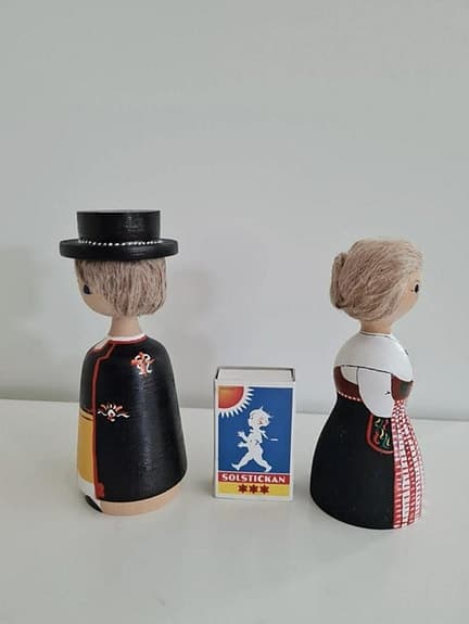 Par handmålade trädockor i folkdräkt, Leksand, vintage