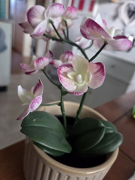 PLASTBLOMMOR MED KRUKA