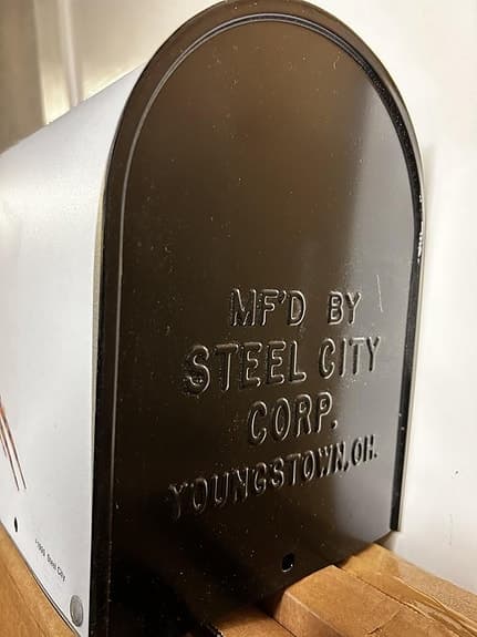 Brevlåda i amerikansk stil. Rural mailbox