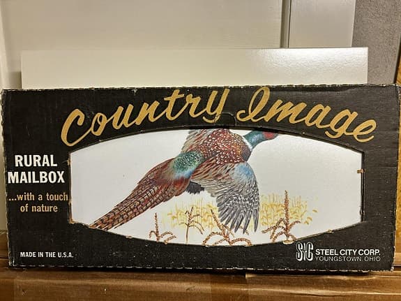 Brevlåda i amerikansk stil. Rural mailbox