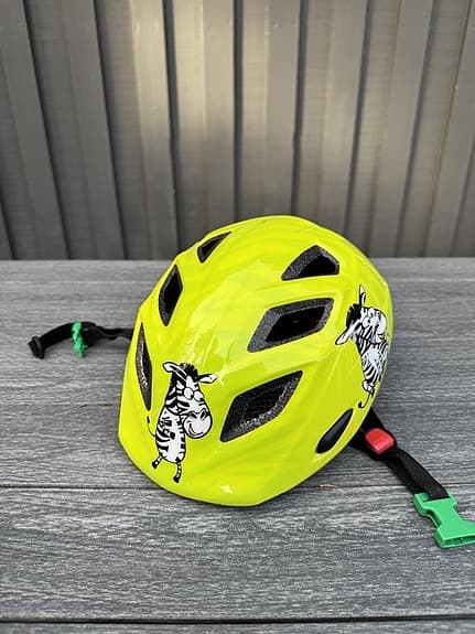 cykelhjälm met med grönt spänne