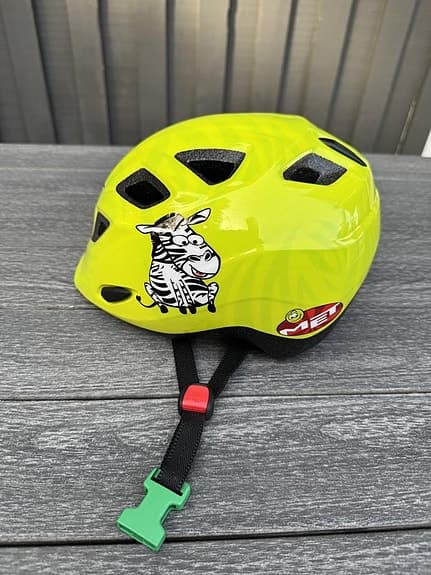 cykelhjälm met med grönt spänne
