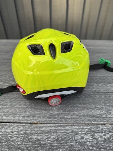 cykelhjälm met med grönt spänne