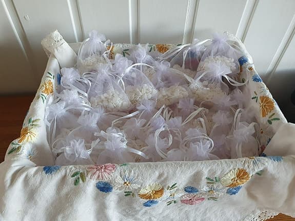 Sockerhjärtan i organzapåsar perfekt som bröllopsris / festkast