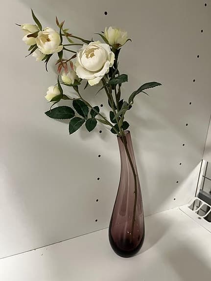 vas med konstblommor