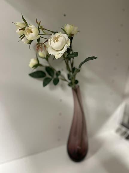 vas med konstblommor