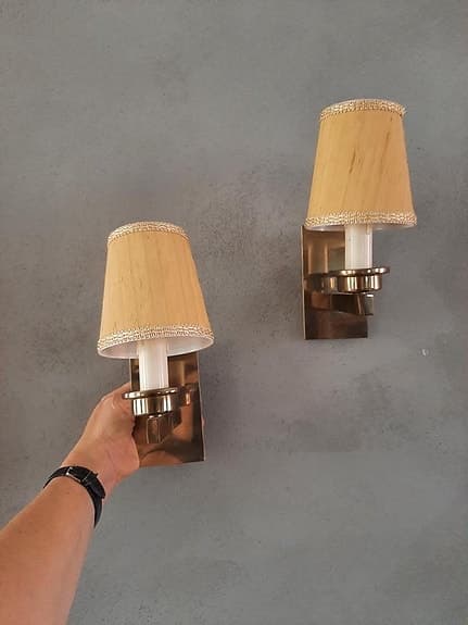 Vägglampetter i mässing i svensk design ( enkel, stilren