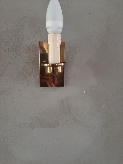 Vägglampetter i mässing i svensk design ( enkel, stilren