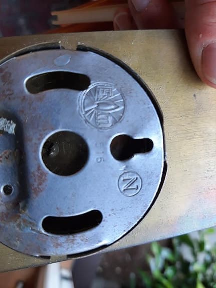 Vägglampetter i mässing i svensk design ( enkel, stilren