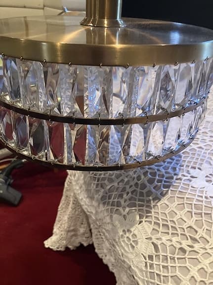 kristallampa med mässingskupa