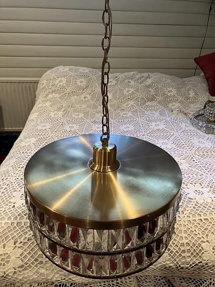 kristallampa med mässingskupa