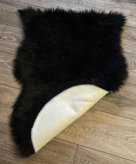 Konstfäll i svart färg