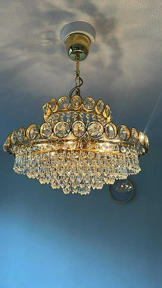 Elegant kristallkrona i klassisk design