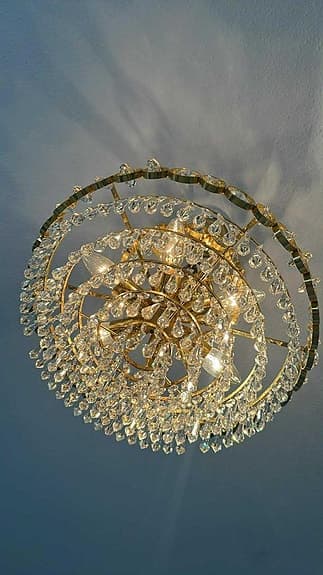 Elegant kristallkrona i klassisk design