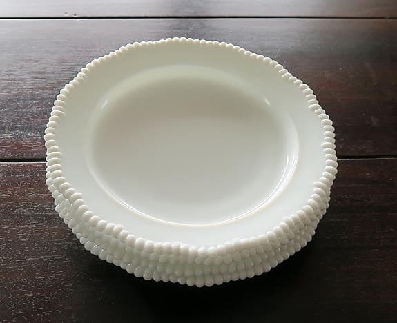 4 äldre vita assietter opalglas