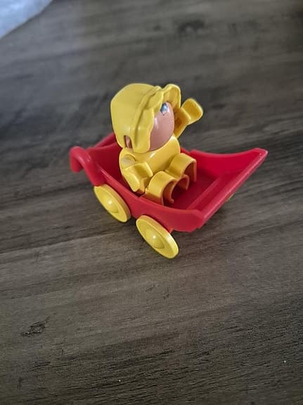 Duplo gulbaby tillhörande barnvagn