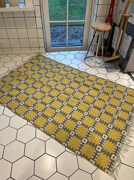Äkta retro- vacker och fräsch trasmatta i plast
