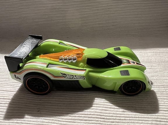 Hot Wheels 24 Bear Light Up Motor RC Toy State