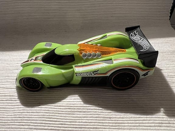 Hot Wheels 24 Bear Light Up Motor RC Toy State
