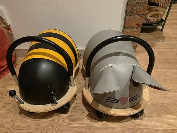 2 st Wheely bugs enligt bild.