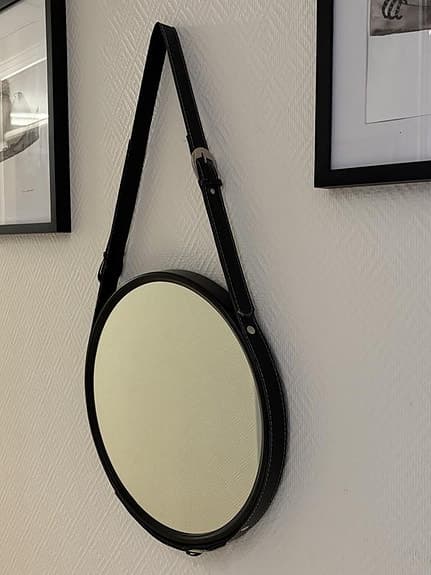 Rund Spegel med rem mycket fin