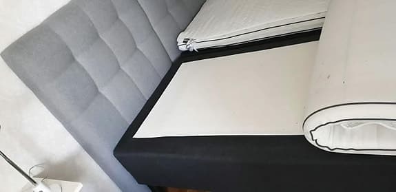 En säng 90x200 komplett med bäddmadrass och sänggavel