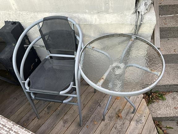 kaffe bord med två stolar