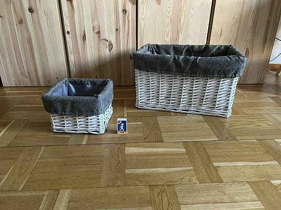 två stycken korgar 🧺 i vit färg Som Nya