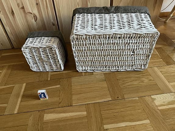 två stycken korgar 🧺 i vit färg Som Nya