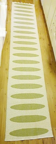 Matta från Pappelina "Ella". Vanilj/olivgrön. 375x70 cm.