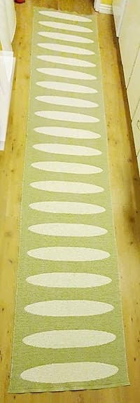 Matta från Pappelina "Ella". Vanilj/olivgrön. 375x70 cm.