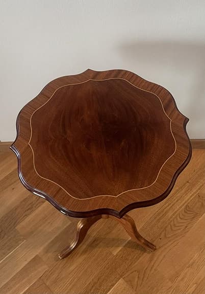 Sidobord / lampbord i engelsk stil
