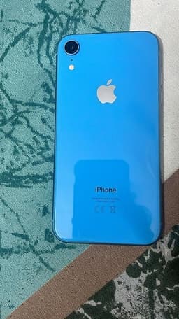 iPhone XR med laddare