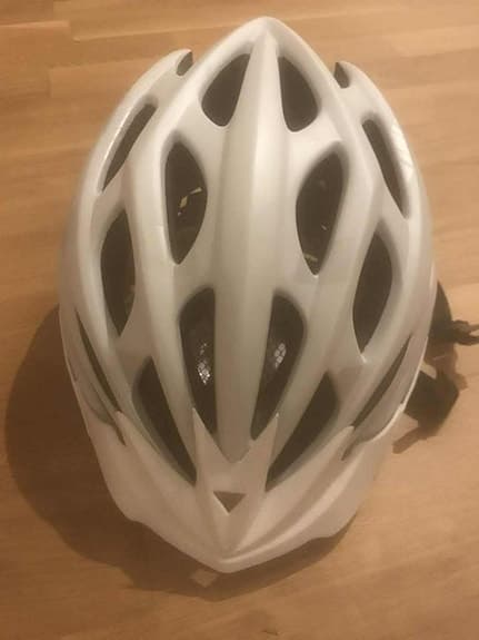 Vit cykelhjälm från Intersport. Manual medföljer.