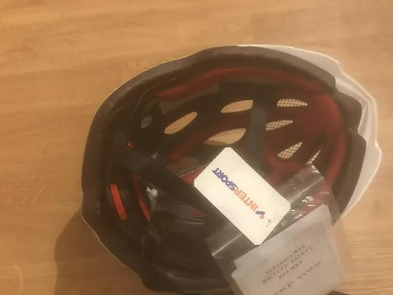 Vit cykelhjälm från Intersport. Manual medföljer.