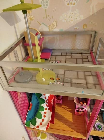 Stort dockhus med pool, möbler och dockor med massa tillbehör
