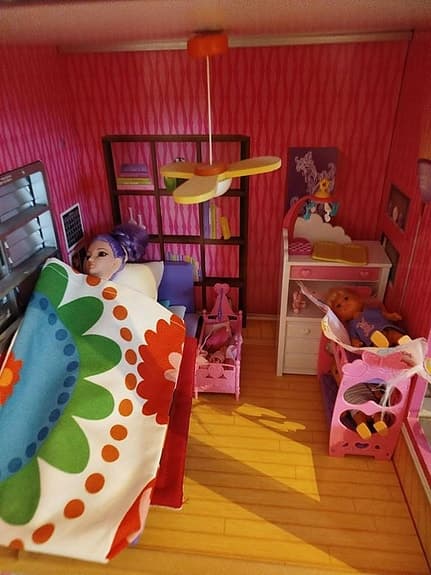 Stort dockhus med pool, möbler och dockor med massa tillbehör