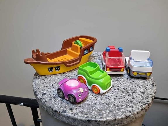 22 Leksaksfordon i plast - perfekt för lek både ute och in