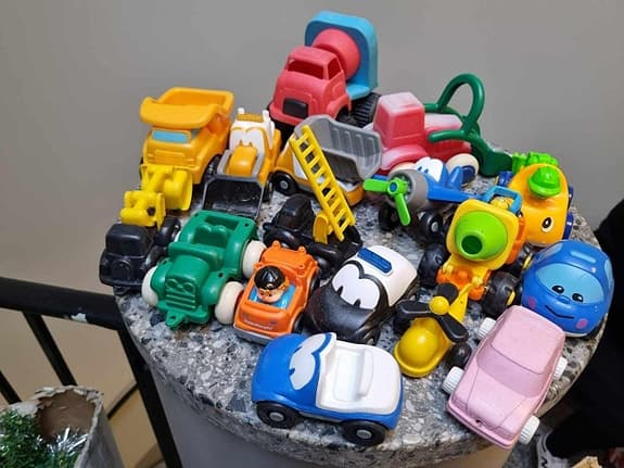 22 Leksaksfordon i plast - perfekt för lek både ute och in