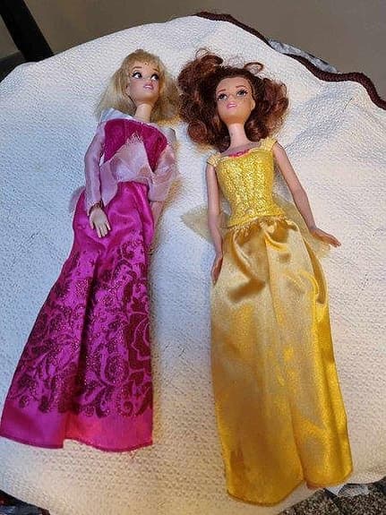 2 st. Merida och Törnrosa barbie dockor