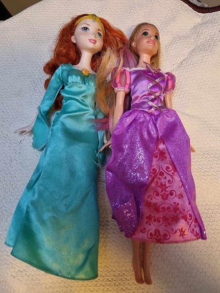 2 st. Merida och Törnrosa barbie dockor