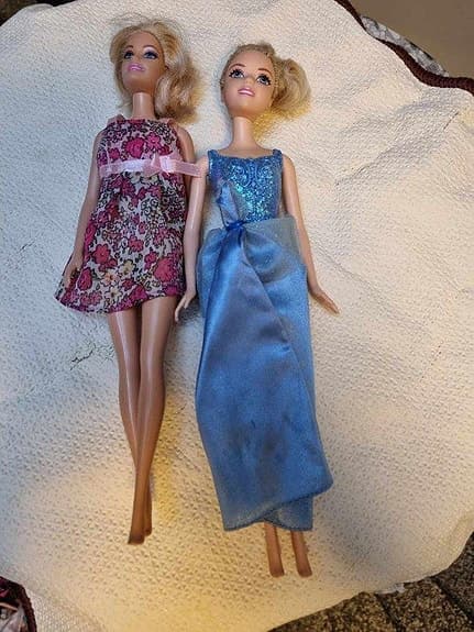 2 Barbie dockor