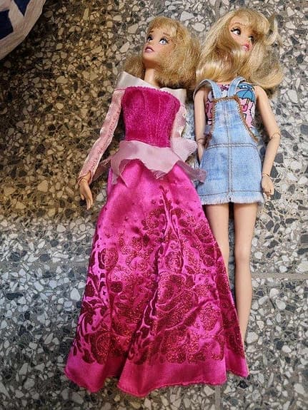 Två Törnrosa barbie dockor