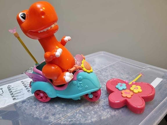 Motorcykel med fjärrkontroll och dinosaurie som kan gå