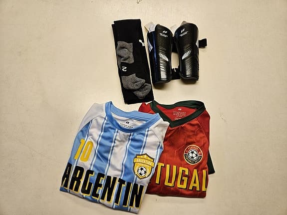 Fotbollskläder stl. 146/52 + strumpor & benskydd