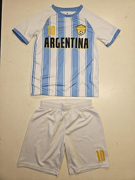 Fotbollskläder stl. 146/52 + strumpor & benskydd