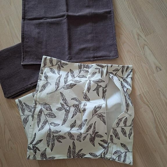 5 st kuddfodral - 2 st lila och 3 st med mönster