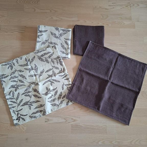 5 st kuddfodral - 2 st lila och 3 st med mönster