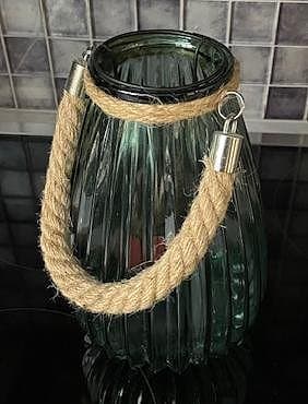 Glaslykta grön med handtag i rep